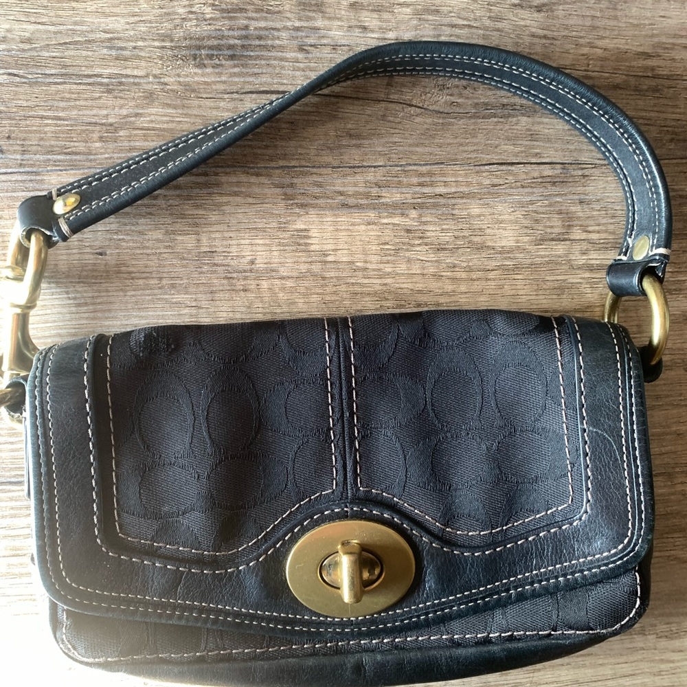 Vintage early 2000’s Coach logo Black Leather Shoulder Bag